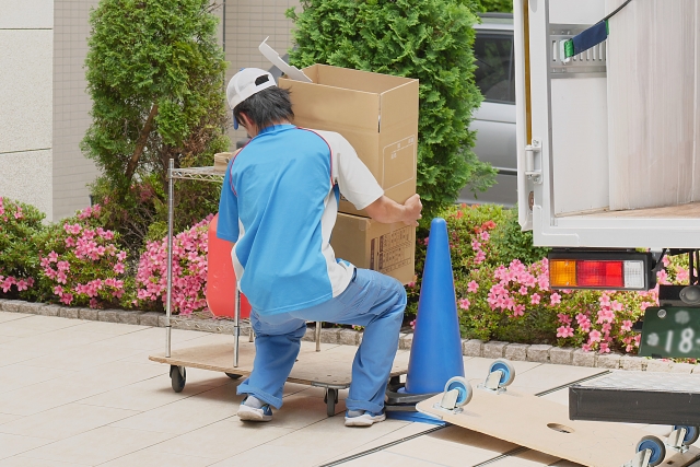 荷物の降ろし作業